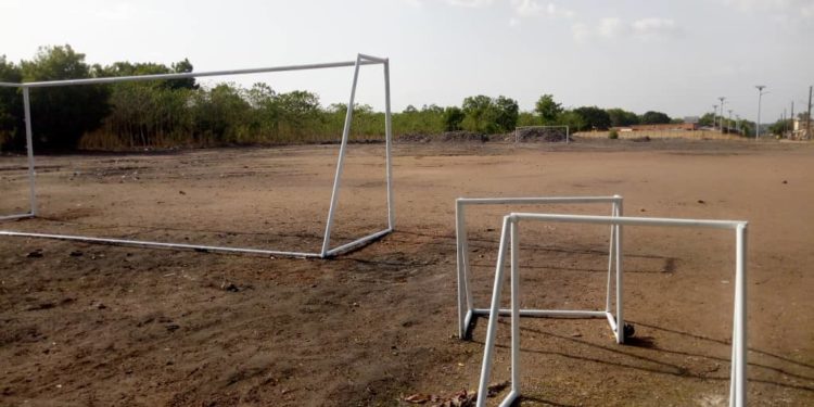 Parakou/Infrastructures sportives : Laurent Lyhadi Gnassounou (LLG) rénove le terrain ”Taekwondo” au grand plaisir des acteurs du football.