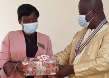 Passation de charge au Rotary Cub Natitingou-Tanguiéta, Marguérite Daraté passe le maillet à Faustin C. Tchomina. (Neuf nouveaux membres agrandissent le club)