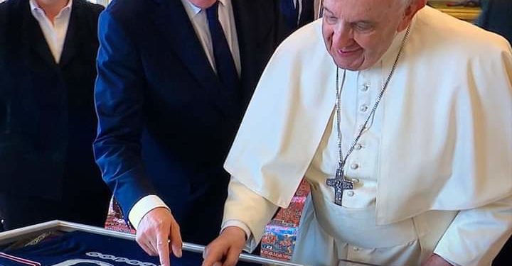 Grand admirateur de Lionel Messi : Le Pape François reçoit en cadeau un maillot du joueur.