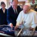 Grand admirateur de Lionel Messi : Le Pape François reçoit en cadeau un maillot du joueur.