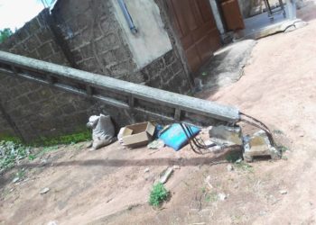 Parakou : Un poteau de la Sbee branlant à Worou Tokorou met les populations en insécurité.