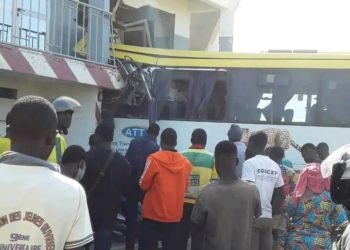 Parakou – Accident de circulation : Voulant éviter un usager, un bus fonce sur un immeuble.