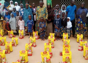 Parakou : Honorable Nouhoun Mikaïla Aboudou et ses partenaires communient avec les orphelins de Tourou.