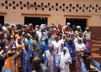 Autonomisation financière de la gent féminine : El Hadj Zoulkifirou Issifou Mako appuie les femmes de Djougou 3 avec les kits de fabrication de savons.