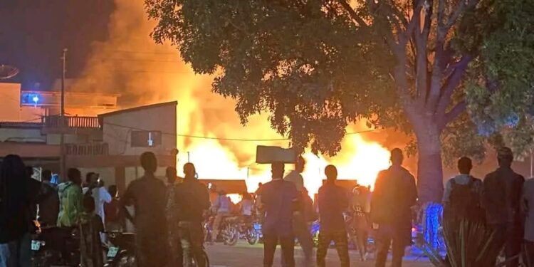 Parakou : les flammes emportent une buvette en quelques minutes