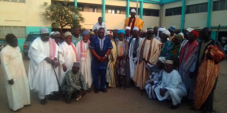 Rencontre extraordinaire entre élus municipaux, chefs quartiers et têtes couronnées de Parakou : Charles Toko condamne les propos de l’ex-Ministre d’État Aboubacar Yaya et appelle à la culture de la paix.