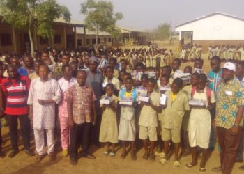 Bénin Education : Don de fournitures scolaires aux meilleurs élèves des Ceg de Banikoara par le maire Tamou Bio Sarako