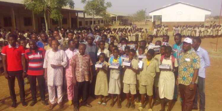 Bénin Education : Don de fournitures scolaires aux meilleurs élèves des Ceg de Banikoara par le maire Tamou Bio Sarako