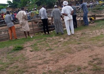 SOCIÉTÉ / DÉCOUVERTE MACABRE À PARAKOU : Le corps sans vie d’un jeune homme retrouvé dans les caniveaux de Boundarou.