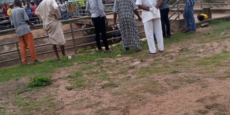 SOCIÉTÉ / DÉCOUVERTE MACABRE À PARAKOU : Le corps sans vie d’un jeune homme retrouvé dans les caniveaux de Boundarou.