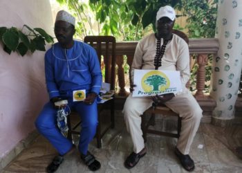 POLITIQUE/EN CAMPAGNE ÉLECTORALE À PARAKOU : Issakou Souleymane et Sarè Orou Sanwé, sous l’ombre du Baobab sensibilisent les femmes de Thian contre la Covid-19.