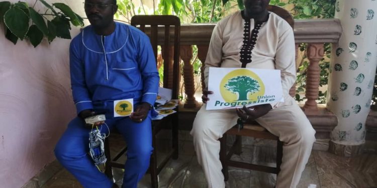 POLITIQUE/EN CAMPAGNE ÉLECTORALE À PARAKOU : Issakou Souleymane et Sarè Orou Sanwé, sous l’ombre du Baobab sensibilisent les femmes de Thian contre la Covid-19.