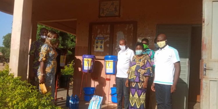 Santé / Lutte contre la Covid19 à Parakou : Bernardin Gnansounou appuie le Ceg Albarika de moyens de protection.