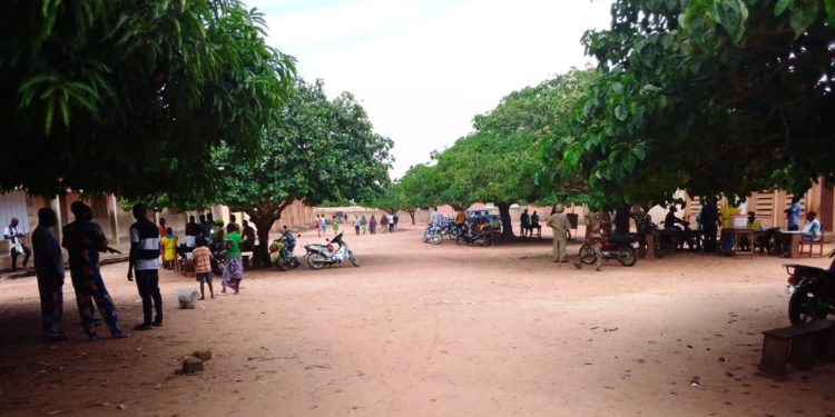 PARAKOU/IRRÉGULARITÉS DU SCRUTIN MUNICIPAL : Le vote démarre avec 5 heures de retard à Titirou. Pas de cache-nez pour les électeurs. Découvrez les raisons avancées