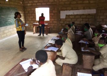 ÉDUCATION/COVID-19: La Présidente de l’AENAT, Natalie N’kouéi s’enquiert du respect des mesures barrières au CEG Pouya