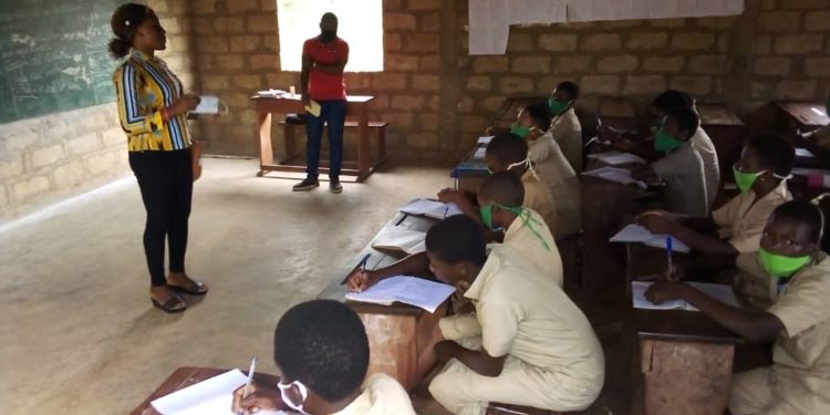 ÉDUCATION/COVID-19: La Présidente de l’AENAT, Natalie N’kouéi s’enquiert du respect des mesures barrières au CEG Pouya