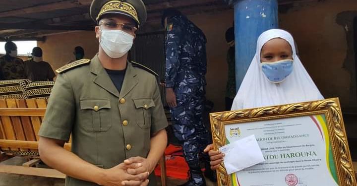 Borgou: Le Préfet Djibril Mama Cissé chez la sauveteuse, Sakina Harouna.