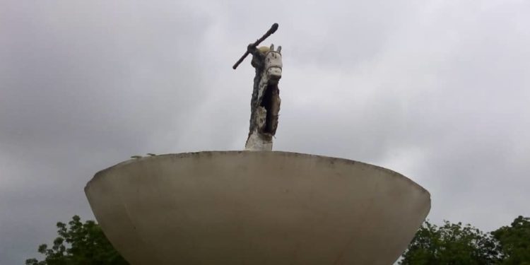 Parakou : Une partie de la statue du héros Bio Guerra s’est affaissée