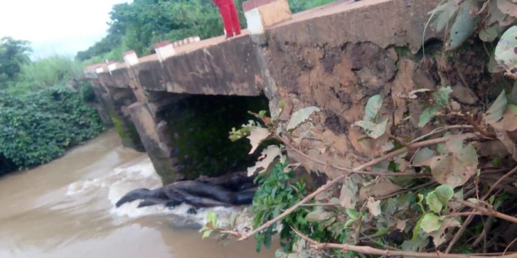 Société / Construction d’un pont métallique sur la route Perma-Tchoumi-Tchoumi frontière Togo: Le Chef d’arrondissement Dénis Adjato plaide et appelle à la reprise des travaux.
