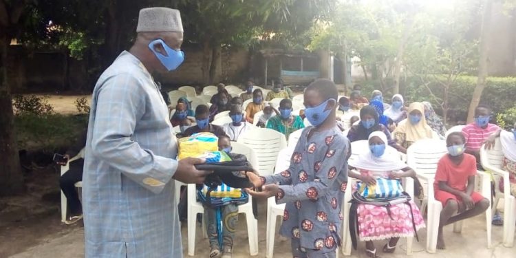 ÉDUCATION /RENTRÉE SCOLAIRE : Plus de 100 kits scolaires offerts aux enfants vulnérables de Parakou par Afrik Impulsion ONG