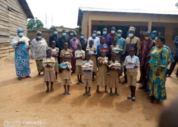 Parakou / Don de kits scolaires aux écoliers de Sntn et de l’Epp Wokodorou : Kadri Bata Gandé promeut et célèbre l’excellence.