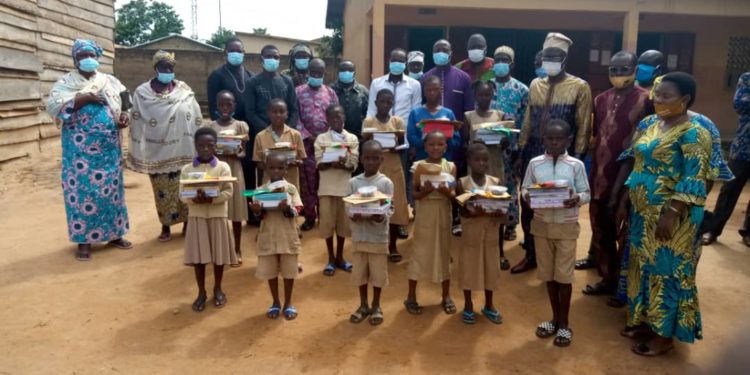 Parakou / Don de kits scolaires aux écoliers de Sntn et de l’Epp Wokodorou : Kadri Bata Gandé promeut et célèbre l’excellence.