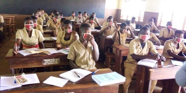 Société/Sensibilisation et distribution massive de masques contre le Covid-19: Les CEG Perma et Toucountouna, dernières étapes du périple d’actions humanitaires de Frank Kérékou.