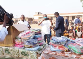 Éducation/Djougou : Le Maire Gomina décroche un important appui en kits scolaires au profit des apprenants.