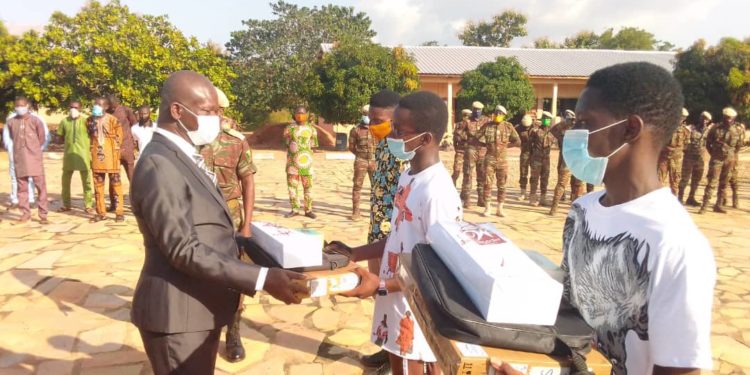 Éducation/Célébration de l’excellence en milieu scolaire : Le Ministre Alain Fortuné Nouatin récompense les meilleurs enfants de troupe de Bembereké.