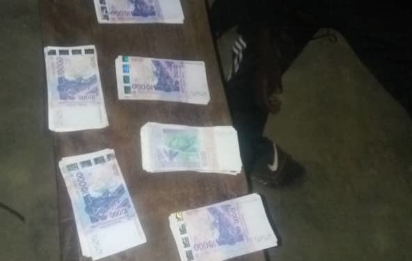 Société / Parakou : Un homme arrêté pour avoir payé une prostituée avec un  faux billet. – Le Parakois