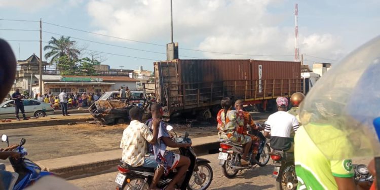 Cotonou : Un titan stationné sur la chaussée cause la mort de deux personnes.