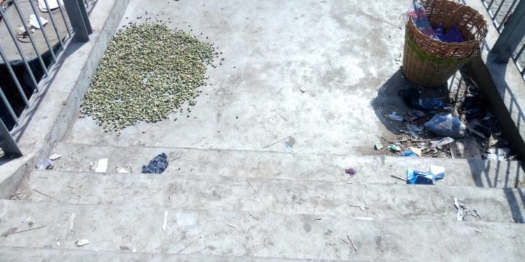 Opinion / Parakou : La passerelle du marché Arzèkè transformée en séchoir.