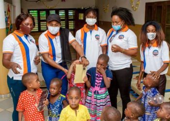 Société / Porto-Novo : Diane Beldos SIDI ALI et son groupement aux côtés des enfants de l’orphelinat Saint Gérard.