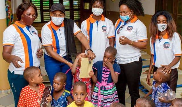 Société / Porto-Novo : Diane Beldos SIDI ALI et son groupement aux côtés des enfants de l’orphelinat Saint Gérard.