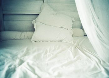 Glazoué : Une apprentie couturière découvre sa patronne au lit avec son fiancé.