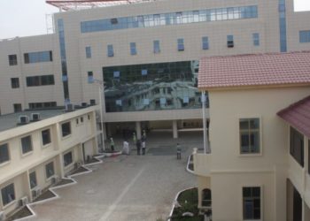 Rénovation du siège de la Cour constitutionnelle : Joseph Djogbenou reçoit les clés du bâtiment.