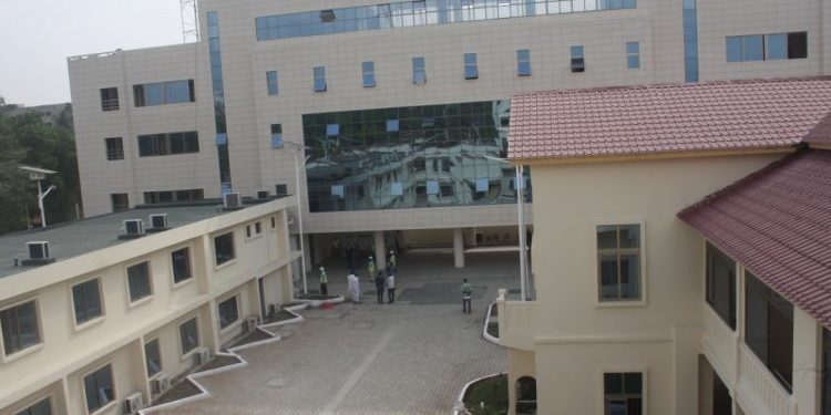 Rénovation du siège de la Cour constitutionnelle : Joseph Djogbenou reçoit les clés du bâtiment.