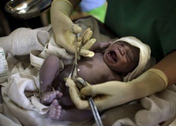 Mort d’une femme et son bébé en accouchant : La sage femme de garde, le bouc-émissaire.