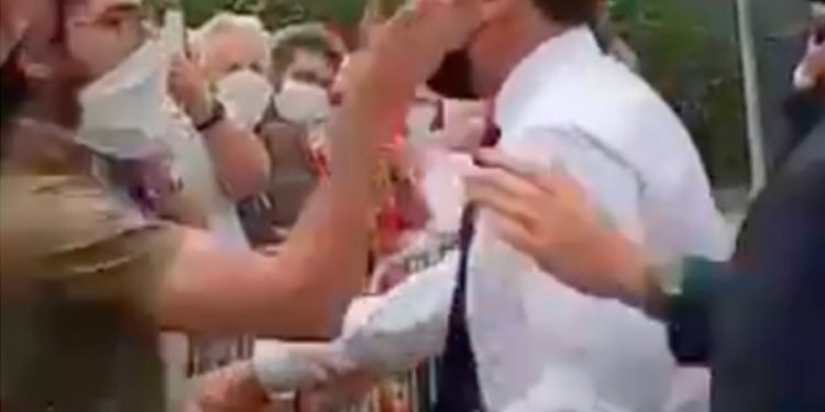 France : Emmanuel Macron giflé par un badaud, la toile craque.