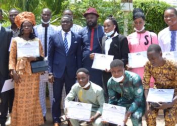 Vidéo leader formation de Parakou : Les étudiants de la 7ième promotion ont reçu leurs parchemins