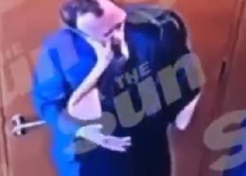 Royaume-Uni : Le ministre de la santé démissionne après avoir enfreint les gestes barrières.