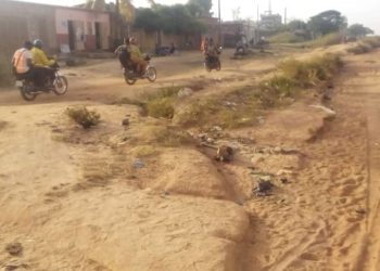 Surpris en train de prélever le sable d’autrui : Un étudiant dit que c’est sa façon de lutter contre le chômage.