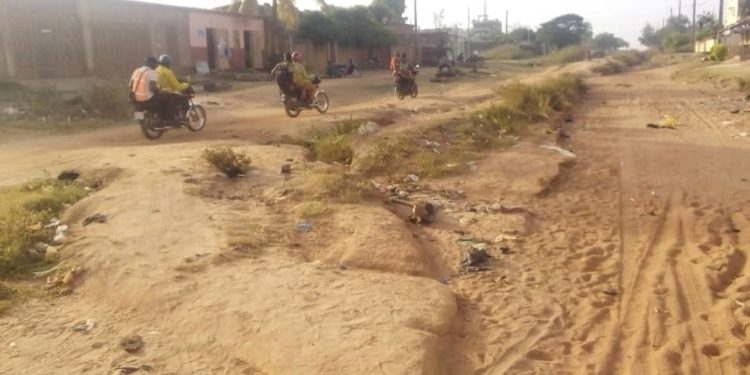 Surpris en train de prélever le sable d’autrui : Un étudiant dit que c’est sa façon de lutter contre le chômage.