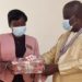 Passation de charge au Rotary Cub Natitingou-Tanguiéta, Marguérite Daraté passe le maillet à Faustin C. Tchomina. (Neuf nouveaux membres agrandissent le club)