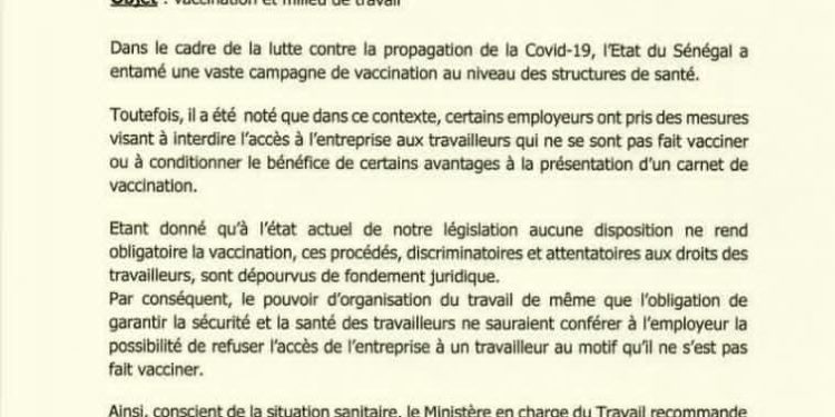 Obligation de certains travailleurs sénégalais à se vacciner contre la covid : Le Ministre du travail qualifie la décision des patrons d’entreprise d’attentatoire aux droits des travailleurs. (Lire sa note d’information).