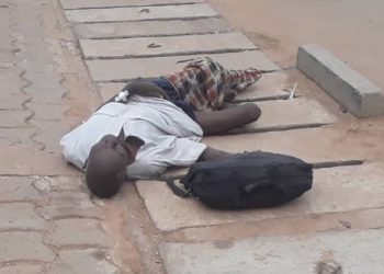 Parakou : Souffrant, un père de famille abandonné par ses enfants au bord de la voie.