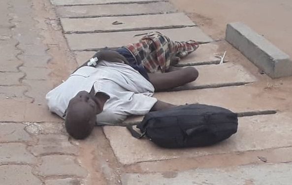 Parakou : Souffrant, un père de famille abandonné par ses enfants au bord de la voie.