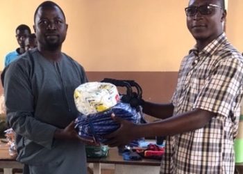 Football/Parakou : l’Académie Olympique Sport de Parakou reçoit des équipements sportifs des mains du maire des jeunes, Farouk Mama Sanni.