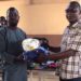 Football/Parakou : l’Académie Olympique Sport de Parakou reçoit des équipements sportifs des mains du maire des jeunes, Farouk Mama Sanni.