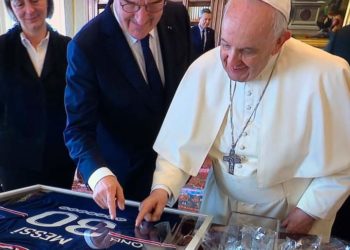 Grand admirateur de Lionel Messi : Le Pape François reçoit en cadeau un maillot du joueur.